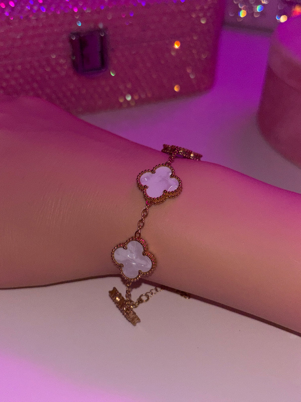 Pearl white & gold clover bracelet